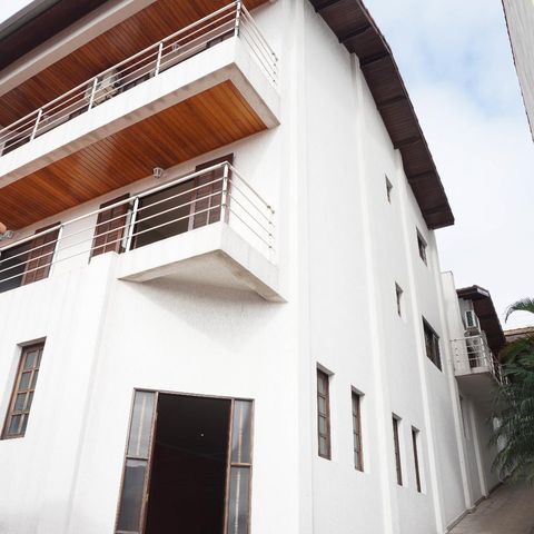Casa à venda com 379m², 5 quartos e 3 vagas Casa à venda com 379m², 5 quartos e 3 vagasEntrada