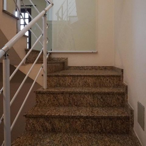 Casa à venda com 379m², 5 quartos e 3 vagas Casa à venda com 379m², 5 quartos e 3 vagasEscada