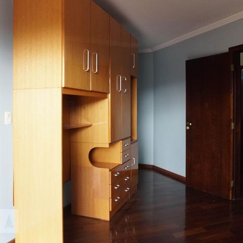 Casa à venda com 379m², 5 quartos e 3 vagas Casa à venda com 379m², 5 quartos e 3 vagasQuarto 4
