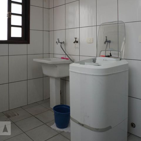 Casa à venda com 379m², 5 quartos e 3 vagas Casa à venda com 379m², 5 quartos e 3 vagasLavanderia
