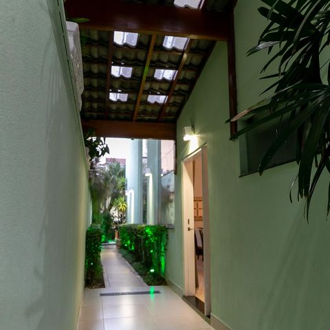 Casa à venda com 369m², 5 quartos e 4 vagasCorredor lateral