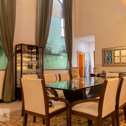 Casa à venda com 369m², 5 quartos e 4 vagasSala