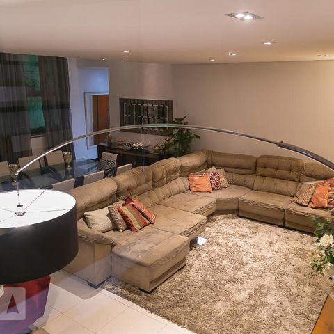 Casa à venda com 369m², 5 quartos e 4 vagasSala
