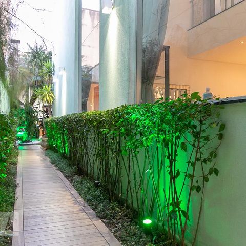 Casa à venda com 369m², 5 quartos e 4 vagasCorredor lateral