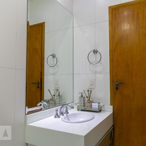 Casa à venda com 369m², 5 quartos e 4 vagasBanheiro 
