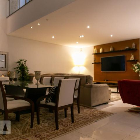 Casa à venda com 369m², 5 quartos e 4 vagasSala
