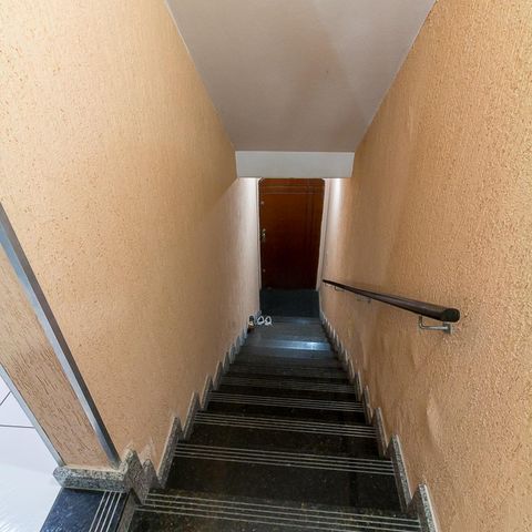 Casa para alugar com 385m², 3 quartos e 5 vagasCozinha - escadas para garagem