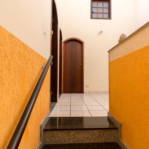 Casa para alugar com 385m², 3 quartos e 5 vagasEscadas