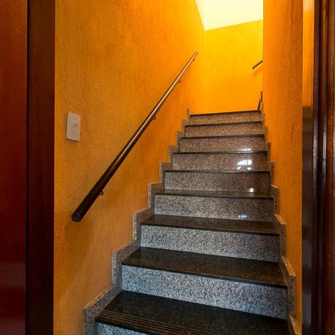 Casa para alugar com 385m², 3 quartos e 5 vagasEscadas