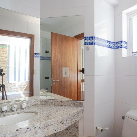 Casa à venda com 500m², 6 quartos e 6 vagasBanheiro da Suíte 2