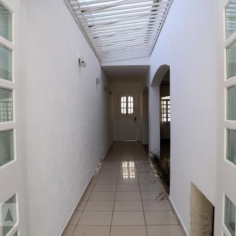 Casa à venda com 210m², 3 quartos e 2 vagasCorredor