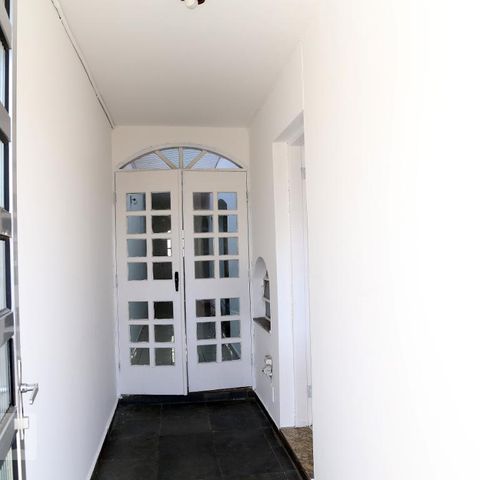 Casa à venda com 210m², 3 quartos e 2 vagasCorredor
