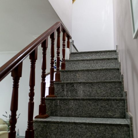 Casa à venda com 220m², 3 quartos e 3 vagasEscada de acesso aos quartos