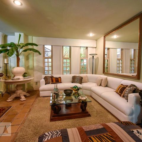 Casa à venda com 700m², 4 quartos e 4 vagas Casa à venda com 700m², 4 quartos e 4 vagasSala