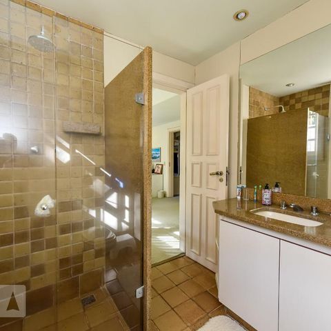 Casa à venda com 700m², 4 quartos e 4 vagas Casa à venda com 700m², 4 quartos e 4 vagasBanheiro da Suíte 2