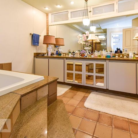 Casa à venda com 700m², 4 quartos e 4 vagas Casa à venda com 700m², 4 quartos e 4 vagasBanheiro da Suíte 1