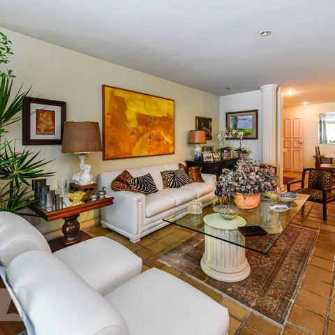 Casa à venda com 700m², 4 quartos e 4 vagas Casa à venda com 700m², 4 quartos e 4 vagasSala
