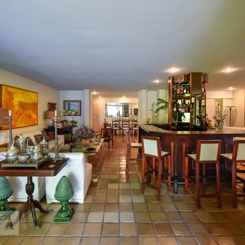 Casa à venda com 700m², 4 quartos e 4 vagas Casa à venda com 700m², 4 quartos e 4 vagasSala