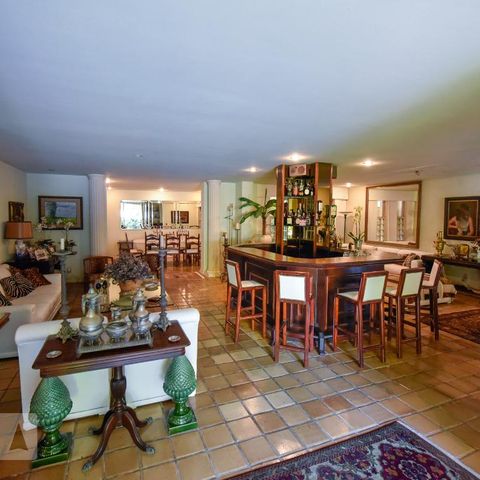 Casa à venda com 700m², 4 quartos e 4 vagas Casa à venda com 700m², 4 quartos e 4 vagasSala