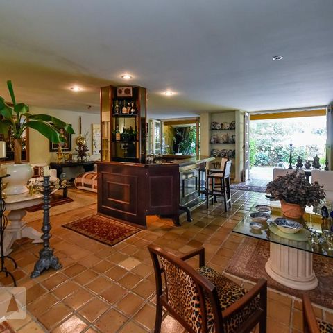Casa à venda com 700m², 4 quartos e 4 vagas Casa à venda com 700m², 4 quartos e 4 vagasSala