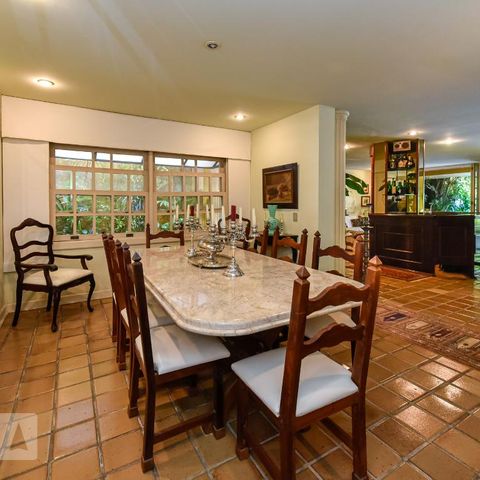 Casa à venda com 700m², 4 quartos e 4 vagas Casa à venda com 700m², 4 quartos e 4 vagasSala de Jantar