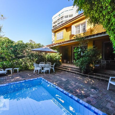 Casa à venda com 700m², 4 quartos e 4 vagas Casa à venda com 700m², 4 quartos e 4 vagasÁrea Externa - Piscina