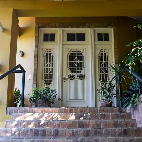 Casa à venda com 700m², 4 quartos e 4 vagas Casa à venda com 700m², 4 quartos e 4 vagasFachada