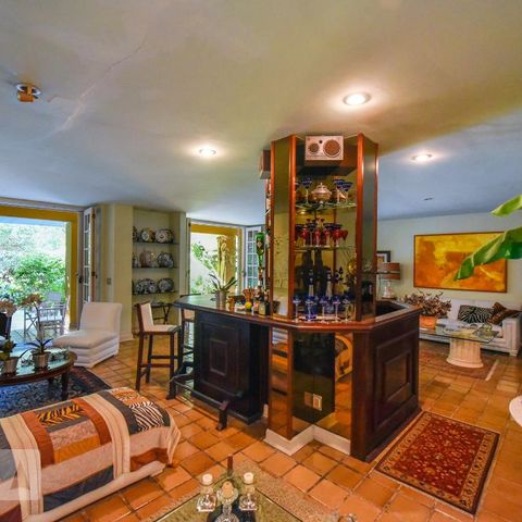 Casa à venda com 700m², 4 quartos e 4 vagas Casa à venda com 700m², 4 quartos e 4 vagasSala