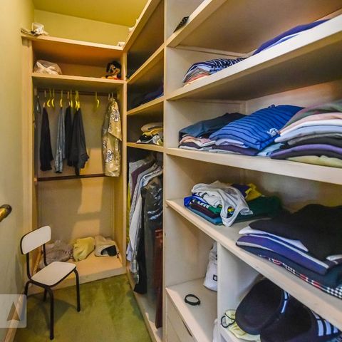 Casa à venda com 700m², 4 quartos e 4 vagas Casa à venda com 700m², 4 quartos e 4 vagasCloset da Suíte 3