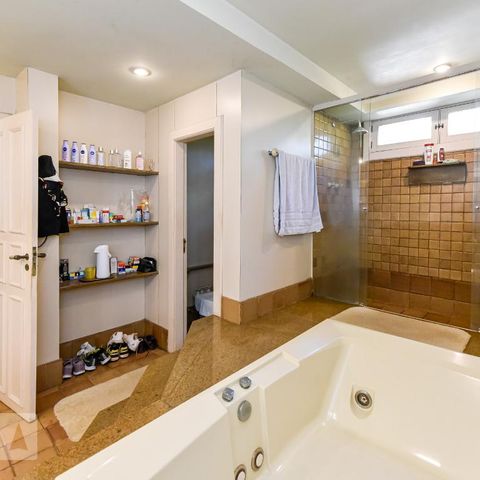 Casa à venda com 700m², 4 quartos e 4 vagas Casa à venda com 700m², 4 quartos e 4 vagasBanheiro da Suíte 1