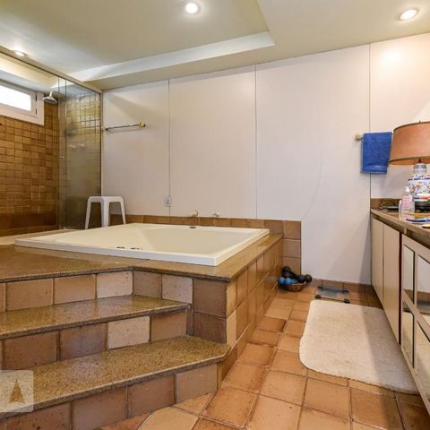 Casa à venda com 700m², 4 quartos e 4 vagas Casa à venda com 700m², 4 quartos e 4 vagasBanheiro da Suíte 1
