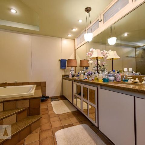 Casa à venda com 700m², 4 quartos e 4 vagas Casa à venda com 700m², 4 quartos e 4 vagasBanheiro da Suíte 1