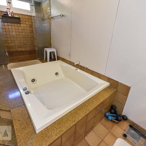 Casa à venda com 700m², 4 quartos e 4 vagas Casa à venda com 700m², 4 quartos e 4 vagasBanheiro da Suíte 1