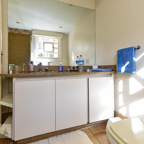 Casa à venda com 700m², 4 quartos e 4 vagas Casa à venda com 700m², 4 quartos e 4 vagasBanheiro da Suíte 2