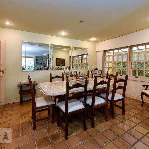 Casa à venda com 700m², 4 quartos e 4 vagas Casa à venda com 700m², 4 quartos e 4 vagasSala de Jantar