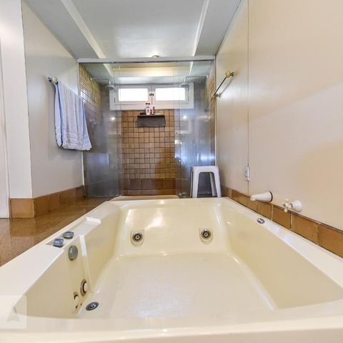 Casa à venda com 700m², 4 quartos e 4 vagas Casa à venda com 700m², 4 quartos e 4 vagasBanheiro da Suíte 1