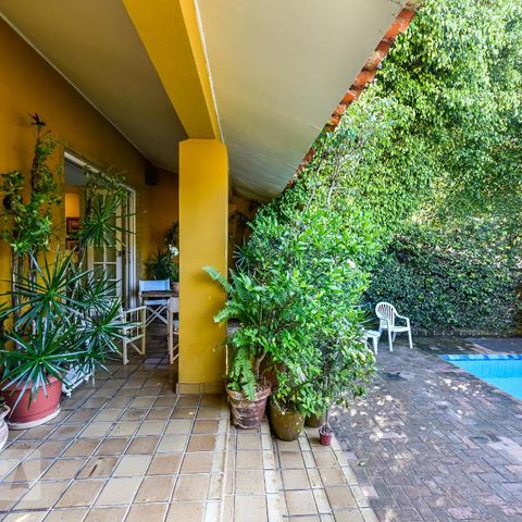 Casa à venda com 700m², 4 quartos e 4 vagas Casa à venda com 700m², 4 quartos e 4 vagasÁrea Externa - Varanda Piscina