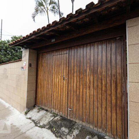 Casa à venda com 556m², 4 quartos e 4 vagas Casa à venda com 556m², 4 quartos e 4 vagasFachada