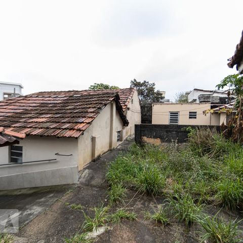 Casa à venda com 556m², 4 quartos e 4 vagas Casa à venda com 556m², 4 quartos e 4 vagasQuintal