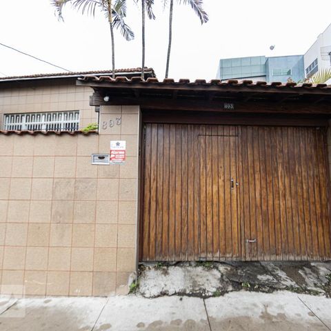 Casa à venda com 556m², 4 quartos e 4 vagas Casa à venda com 556m², 4 quartos e 4 vagasFachada
