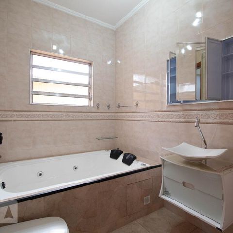 Casa à venda com 250m², 3 quartos e 4 vagasBanheiro Corredor