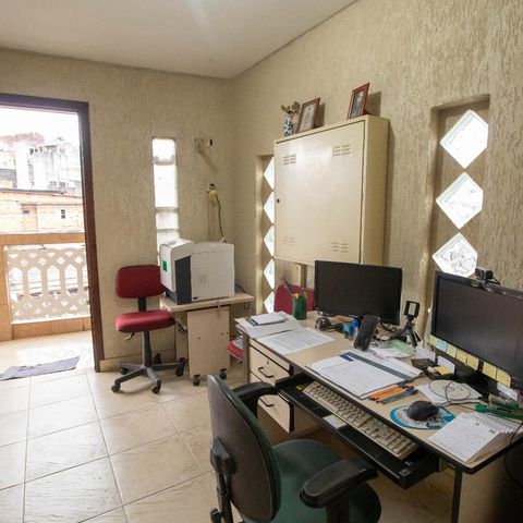 Casa à venda com 345m², 4 quartos e 1 vagaEscritório