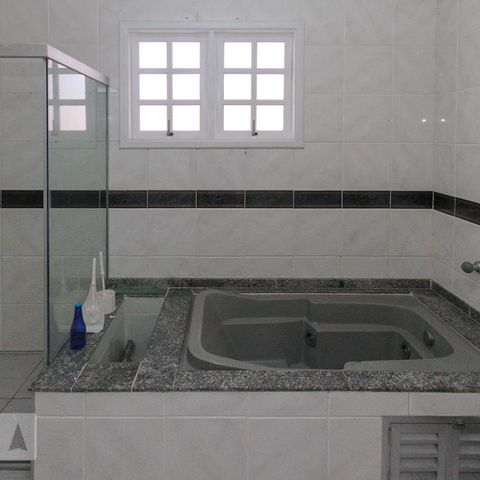 Casa à venda com 177m², 3 quartos e 2 vagasBanheiro