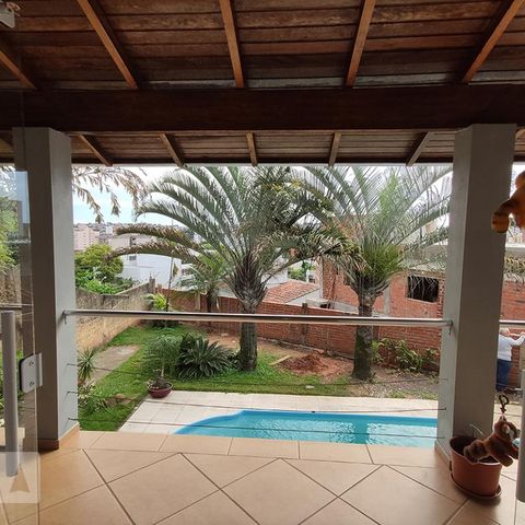 Casa à venda com 268m², 3 quartos e 1 vagaSacada