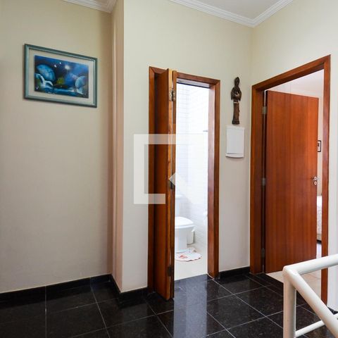 Casa à venda com 200m², 4 quartos e 4 vagasEscada Quartos