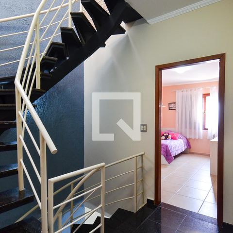 Casa à venda com 200m², 4 quartos e 4 vagasEscada Quartos