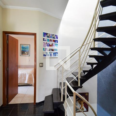 Casa à venda com 200m², 4 quartos e 4 vagasEscada Quartos