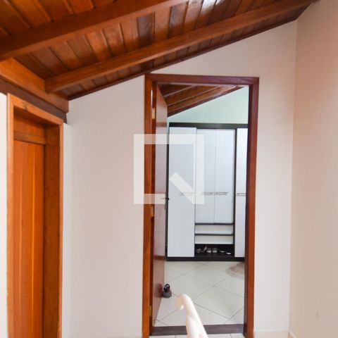 Casa à venda com 200m², 4 quartos e 4 vagasEscada Quartos