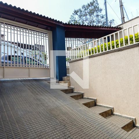 Casa à venda com 200m², 4 quartos e 4 vagasÁrea de Entrada - Garagem