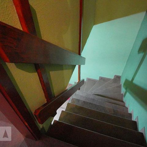 Casa de condomínio à venda com 82m², 2 quartos e 1 vagaEscada para dormitórios